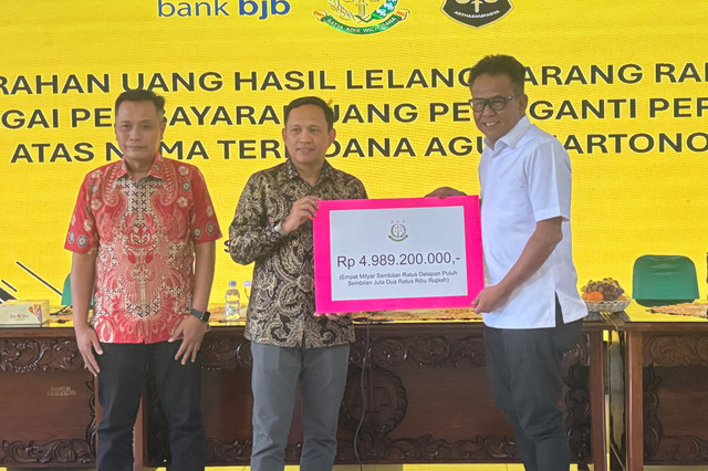 Kejaksaan Negeri (Kejari) Kota Semarang menyerahkan uang hasil lelang barang rampasan kasus korupsi dengan terpidana Agus Hartono ke kas negara senilai Rp 4,9 miliar secara simbolis. Foto: Dok. Istimewa