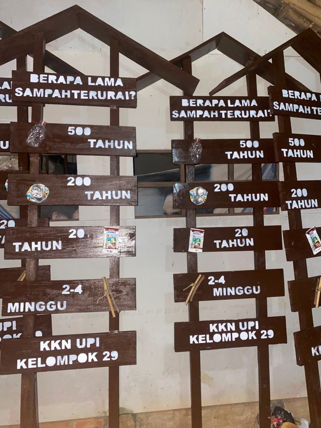 Plang Edukasi Sampah. (Foto: Mahasiswa KKN UPI Sumedang Kelompok 29/Kumparan)