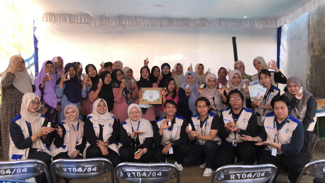 Mahasiswa UM BBM bersama peserta Program ECOWASH di RW 04 Kelurahan Lesanpuro, Kecamatan Kedungkandang, Kota Malang
