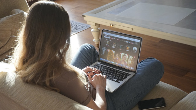 ilustrasi nonton film penerbangan terakhir. unsplash/foxy_mouse