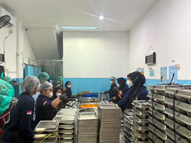 Kepala Badan Gizi Nasional Sudaryono melakukan inspeksi mendadak (sidak) di SPPG Tegal Gundil, Bogor Utara, Jawa Barat, Jumat (24/7/2026) dini hari. Foto: Kevin Daniel/kumparan