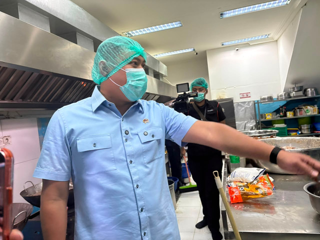 Kepala Badan Gizi Nasional Sudaryono melakukan inspeksi mendadak (sidak) di SPPG Tegal Gundil, Bogor Utara, Jawa Barat, Jumat (24/7/2026) dini hari. Foto: Kevin Daniel/kumparan