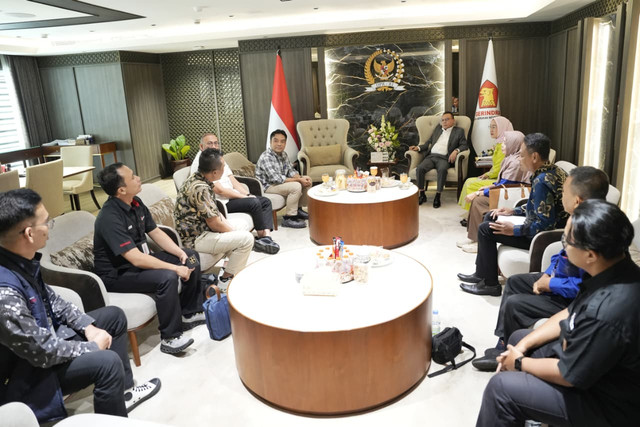 Wakil Ketua DPR Sufmi Dasco Ahmad, didampingi Ketua Komisi VI Anggia Ermarini & Wakil Andre Rosiade, menerima perwakilan Sekar Telkom di Gedung DPR, Jakarta, Kamis (23/7/2026), guna menyerap aspirasi terkait perampingan Telkom Group. Foto: Dok. Istimewa