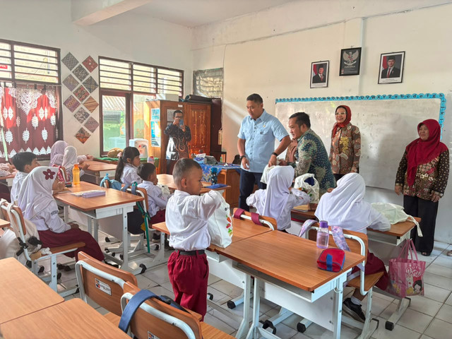 Kepala Badan Gizi Nasional (BGN) ikut makan Makan Bergizi Gratis (MBG) bersama siswa-siswi SDN Bantarjati 9 Kota Bogor, Jumat (24/7/2026). Foto: Kevin Daniel/kumparan