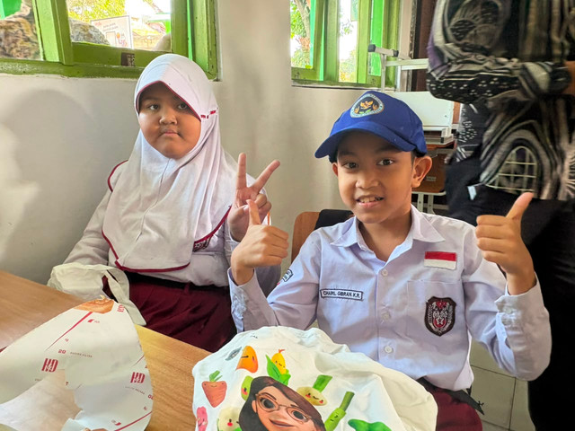 Kepala Badan Gizi Nasional (BGN) ikut makan Makan Bergizi Gratis (MBG) bersama siswa-siswi SDN Bantarjati 9 Kota Bogor, Jumat (24/7/2026). Foto: Kevin Daniel/kumparan