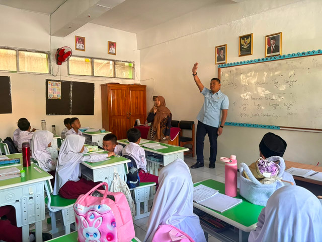 Kepala Badan Gizi Nasional (BGN) ikut makan Makan Bergizi Gratis (MBG) bersama siswa-siswi SDN Bantarjati 9 Kota Bogor, Jumat (24/7/2026). Foto: Kevin Daniel/kumparan