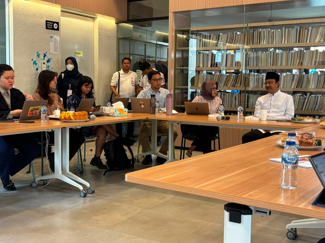 Momen Pertemuan Menteri Sosial, Saifulloh Yusuf dan Wakil Menteri Sosial, Agus Jabo Priyono dengan Indonesian Corruption Watch (ICW) di Rumah Belajar ICW, Kalibata, Jakarta Selatan, Jumat (24/7/2026). Foto: Pradya Tirta/kumparan