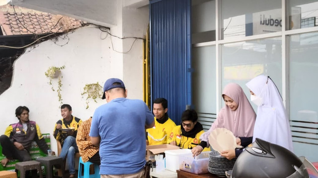Program Rantang Syurga, program yang menyediakan makanan bagi warga yang membutuhkan (Sumber: DT Peduli)