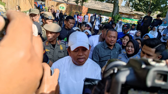 Gubernur Jawa Barat, Dedi Mulyadi saat memberikan keterangan usai Apel Siaga Pilah Sampah di Kantor Kelurahan Sukamiskin, Kota Bandung, Jumat (24/7/2026). Foto: Abisatya/kumparan