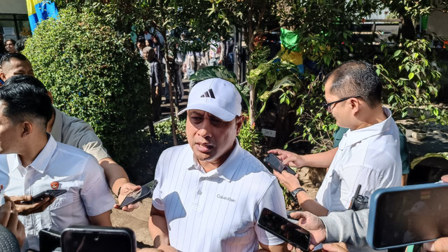 Kapolda Jabar, Irjen Pol Pipit Rismanto, saat memberikan keterangan usai menghadiri Apel Siaga Pilah Sampah di Kantor Kelurahan Sukamiskin, Kota Bandung, Jumat (24/7/2026). Foto: Abisatya/kumparan