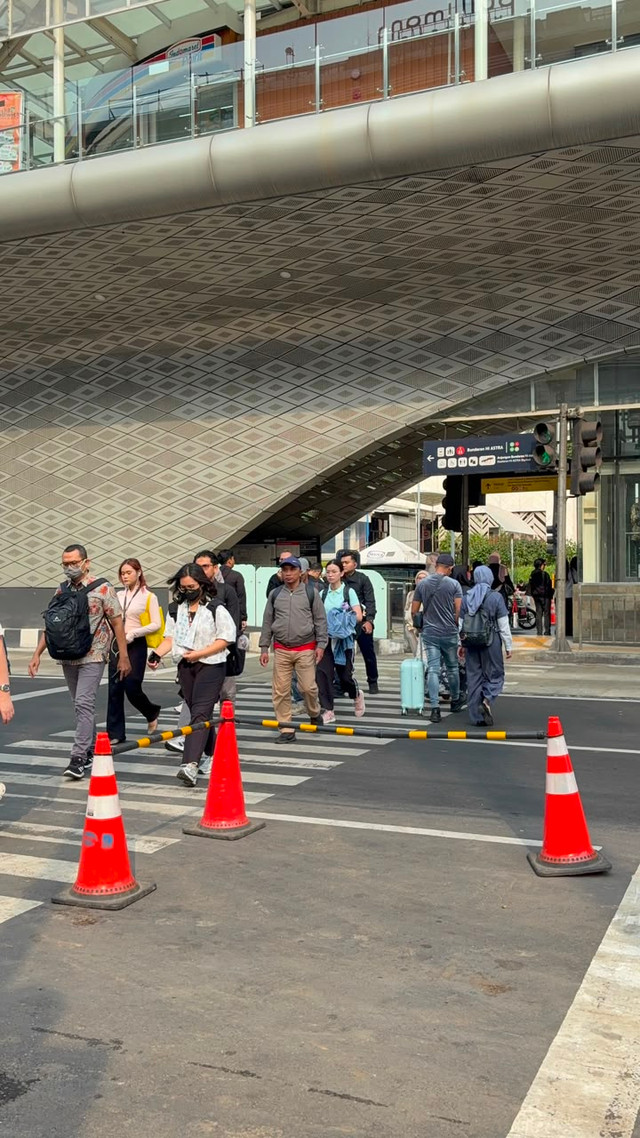 Suasana pelican crossing di Halte Transjakarta Bundaran HI, Jakarta Pusat, Jumat (24/7/2026). Foto: Nauval Pratama/kumparan