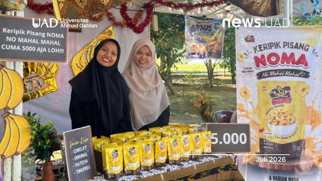 Mahasiswa Universitas Ahmad Dahlan (UAD) juara harapan II poster digital melalui produk keripik pisang noma (Foto. Novia)