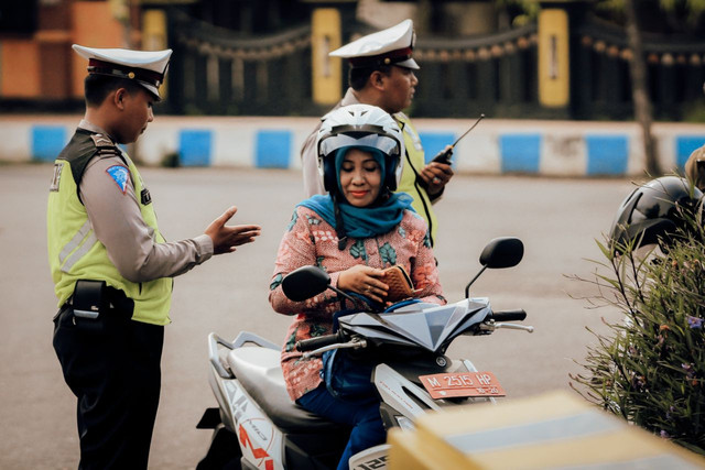 Ilustrasi membahas format surat permohonan keringanan pajak kendaraan. Foto: Pexels