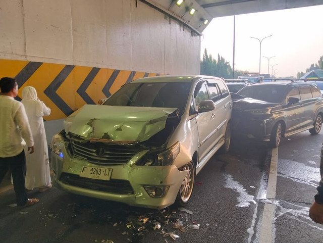 Kecelakaan Beruntun 4 Mobil di Tol JORR Pasar Rebo. Foto: Dok. Istimewa