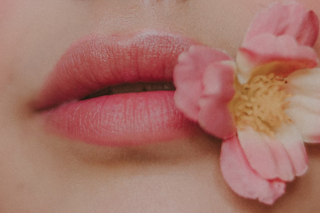 Ilustrasi Manis di Bibir Tayang Setiap Hari Apa. Unsplash.com/Elise Wilcox