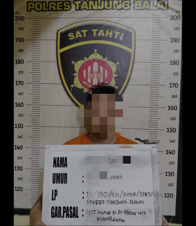 D, Tersangka suami Guru PNS diamankan di Polres Tanjung Balai. Foto: Dok. Polres Tanjung Balai