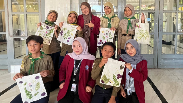 Foto Mahasiswa KKN 13 UMSURA dan Siswa-Siswi SD Muhammadiyah Kreatif 