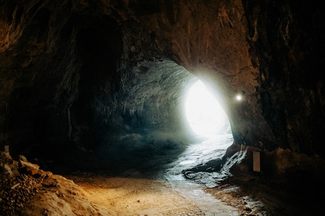 Ilustrasi legenda Goa Mampu.Foto: Richard Gabriel Moritz / Unsplash