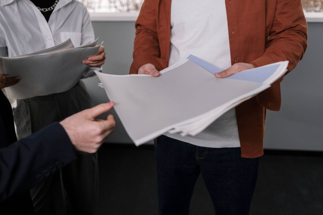 Ilustrasi membahas contoh surat serah terima pekerjaan. Foto: Pexels