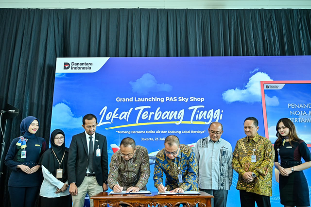 Direktur Utama PT Pelita Air Service, Faik Fahmi bersama Corporate Secretary PT Pertamina (Persero), Arya Dwi Paramita melakukan penandatanganan MOU antara PT Pertamina (Persero) dengan Pelita Air Service saat acara Grand Launching PAS Sky Shop Lokal Terbang Tinggi “Terbang Bersama Pelita Air dan Dukung Lokal Berdaya” yang diselenggarakan di Terminal 3 Bandara Soekarno Hatta, Tangerang, Kamis, (23/7/2026). Foto: Dok. Pertamina
