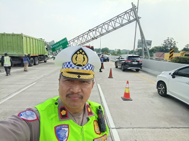 Kainduk PJR Jagorawi Kompol Jajuli di Tol Cijago. Foto: Dok. Istimewa