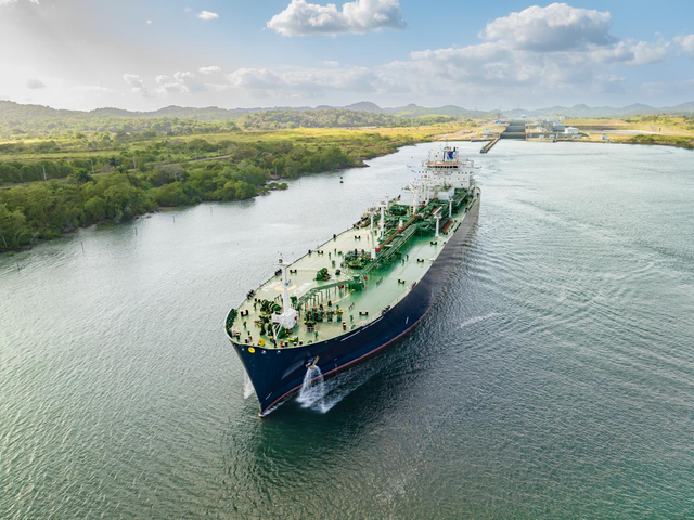 Ilustrasi kapal tanker milik Pertamina International Shipping (PIS) saat membawa BBM. Foto: Dok. Pertamina