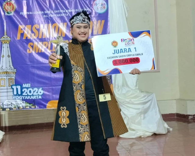 Nathan Trysthan Purwadi, siswa kelas XII SLB Negeri Pembina Yogyakarta peraih juara 1 kategori fashion show pada Festival Lomba Seni dan Sastra Siswa Nasional (FLS3N) 2026. Foto: Dok. Istimewa