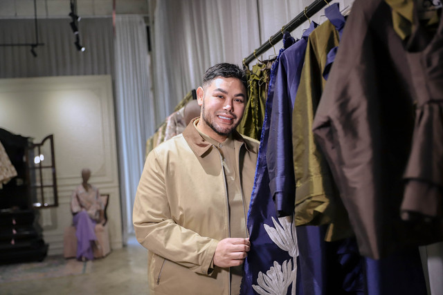 Fashion Designer, Ivan Gunawan, berpose usai diwawancara oleh kumparan di Jakarta, Kamis (23/7). Foto: Jamal Ramadhan/kumparan