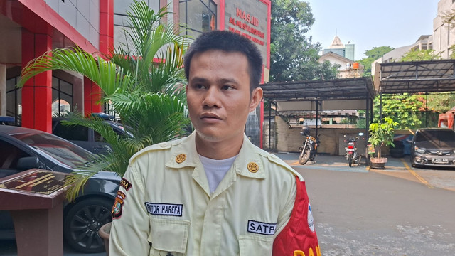 Satpam HI yang cekcok dengan pengemudi Alphard Fiktor Harefa di Polsek Menteng, Jakarta Pusat, Jumat (24/7). Foto: Zamachsyari/kumparan