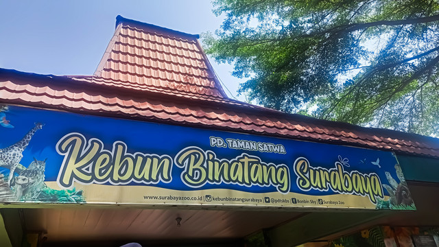 Pintu masuk Kebun Binatang Surabaya. Foto: Papu Studio/Shutterstock
