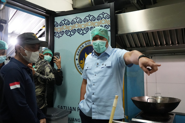Kepala Badan Gizi Nasional (BGN) Sudaryono menginspeksi mendadak Satuan Pelayanan Pemenuhan Gizi (SPPG) Tegal Gundil 5 di Bogor, Jawa Barat, Jumat (24/7/2026). Foto: ANTARA FOTO/Sahira Safarina