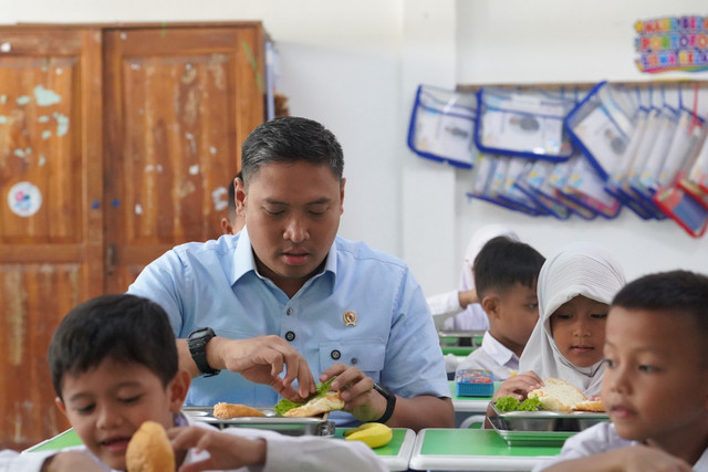 Kepala Badan Gizi Nasional (BGN) Sudaryono mencoba menu Makan Bergizi Gratis (MBG) di SD Negeri Bantarjati 09 dalam inspeksi mendadak di Bogor, Jawa Barat, Jumat (24/7/2026). Foto: ANTARA FOTO/Sahira Safarina