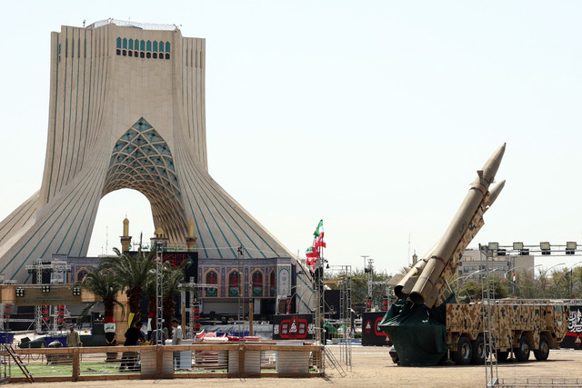 Rudal Zolfaghar buatan Iran dipamerkan di Lapangan Azadi di Teheran pada Jumat (24/7/2026). Foto: Stringer/AFP