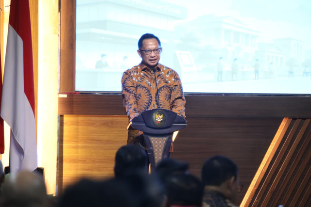 Mendagri Tito Karnavian memberi sambutan pada acara Pencanangan Gerakan Nasional Pelayanan Publik di Kantor KemenPAN-RB Jakarta, Jumat (24/7/2026). Foto: Dok. Kemendagri