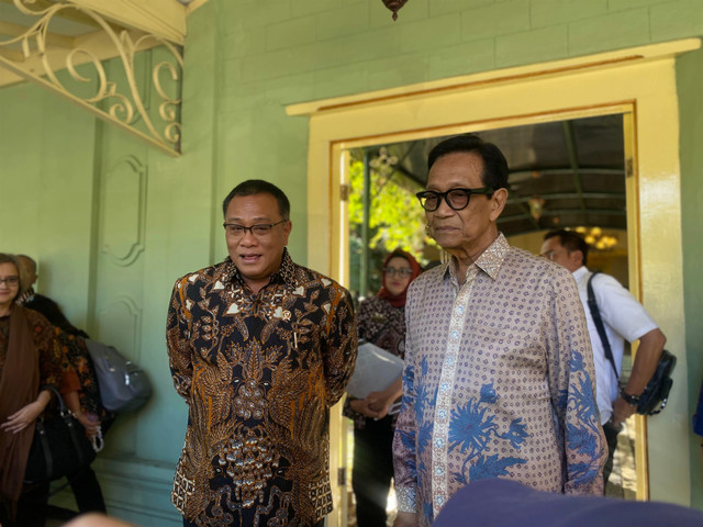 Menteri Lingkungan Hidup, Mohammad Jumhur Hidayat, bersama Gubernur Daerah Istimewa Yogyakarta (DIY), Sri Sultan Hamengku Buwono X, di Kantor Gubernur DIY Kompleks Kepatihan Yogyakarta, Jumat (24/7). Foto: Resti Damayanti/Pandangan Jogja