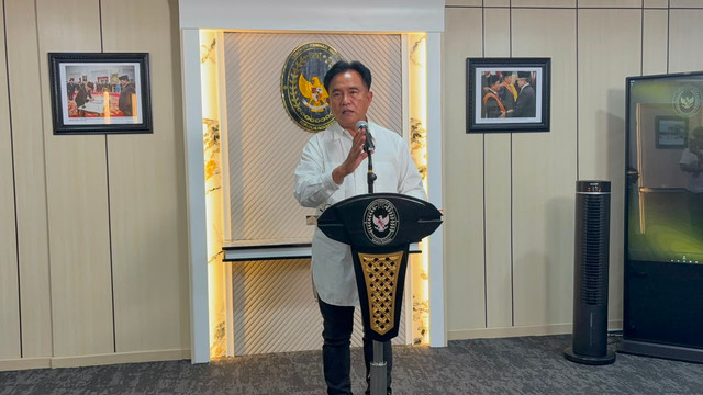 Menko Kumham Imipas, Yusril Ihza Mahendra, saat memberikan keterangan pers di Jakarta, Jumat (24/7). Foto: Nauval Pratama/kumparan