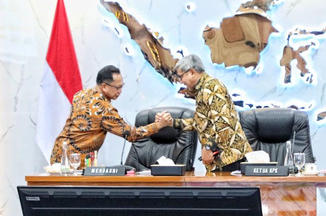 Mendagri Tito Karnavian (kiri) tegaskan komitmen perkuat pencegahan korupsi di daerah melalui sinergi dengan KPK serta kunjungan pencegahan di 10 klaster wilayah, Jumat (24/7/2026). Foto: Dok. Kemendagri