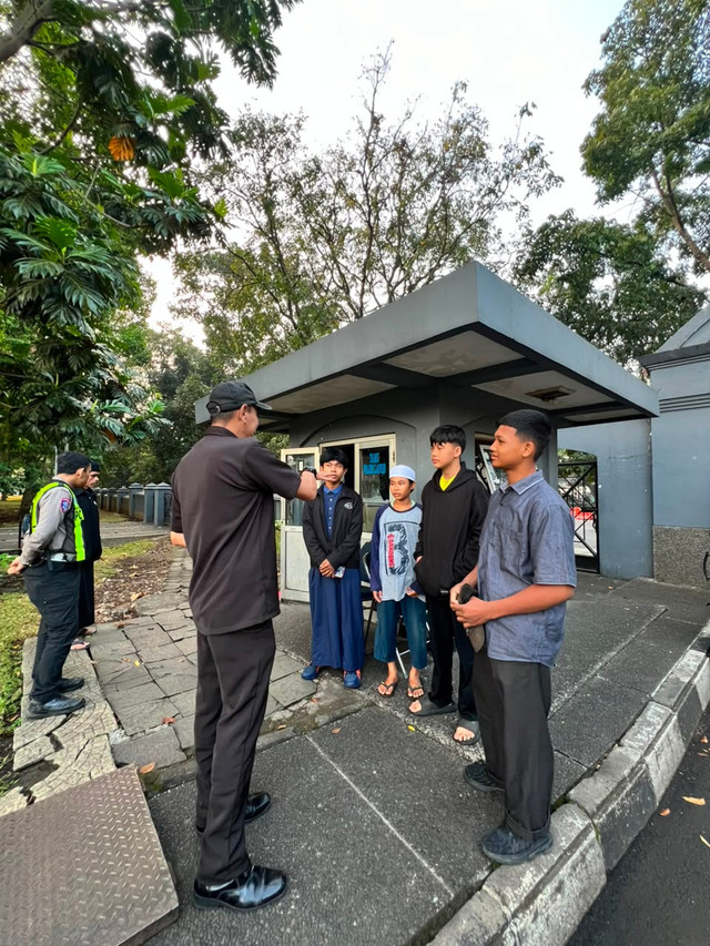 dokumentasi beberapa santri sedang di beri arahan 