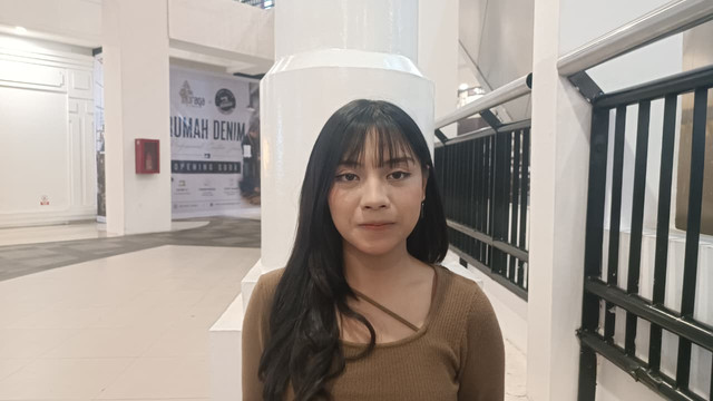 Hana Claudia (21), warga Kota Bandung, memilih memesan tiga pengemudi ojek online sekaligus untuk menemani perjalanan pulang kerja pada malam hari sebagai upaya meningkatkan rasa aman, saat ditemui di kawasan Braga, Kota Bandung, Jumat (24/7/2026). Foto: Abisatya/kumparan