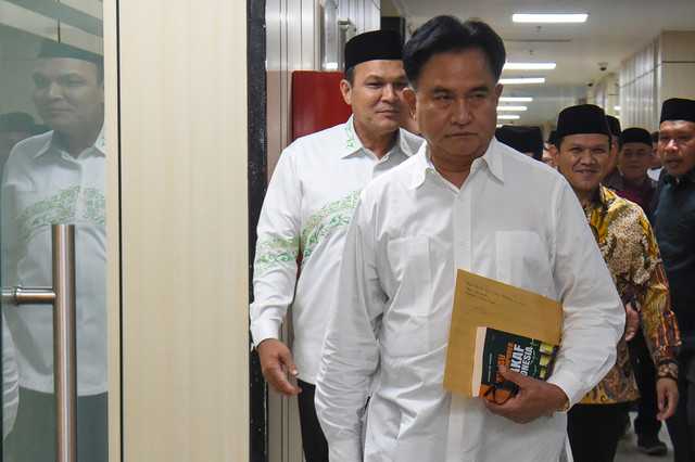 Menteri Koordinator Bidang Hukum, HAM, Imigrasi, dan Pemasyarakatan Yusril Ihza Mahendra didampingi Wakil Gubernur Aceh Fadhlullah serta anggota DPRK Banda Aceh Ilmiza Sa'aduddin Djamal memberikan keterangan pers di Jakarta, Jumat (24/7/2026). Foto: ANTARA FOTO/Indrianto Eko Suwarso