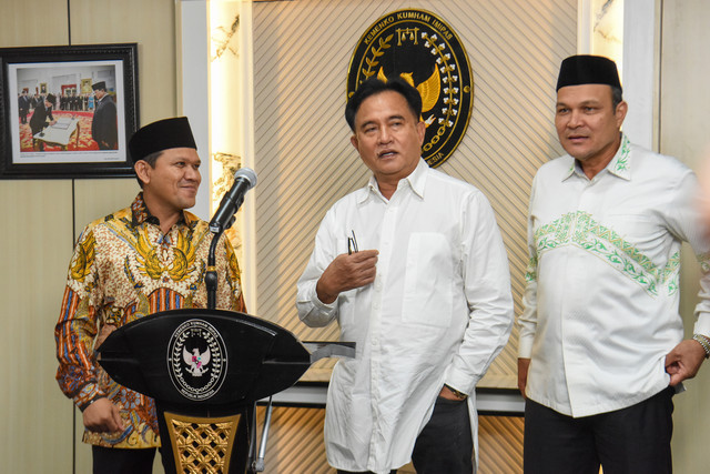 Menteri Koordinator Bidang Hukum, HAM, Imigrasi, dan Pemasyarakatan Yusril Ihza Mahendra didampingi Wakil Gubernur Aceh Fadhlullah serta anggota DPRK Banda Aceh Ilmiza Sa'aduddin Djamal memberikan keterangan pers di Jakarta, Jumat (24/7/2026). Foto: ANTARA FOTO/Indrianto Eko Suwarso