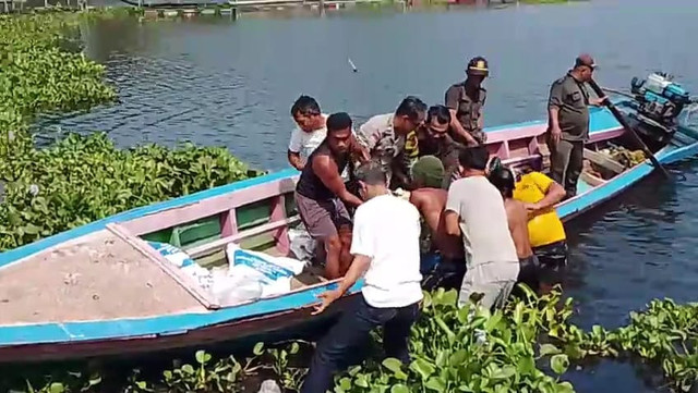 Petugas mengevakuasi jasad seorang petugas keamanan (security) yang ditemukan mengapung di Waduk Jatiluhur, Kabupaten Purwakarta, Jawa Barat, Jumat (24/7/2026). Foto: Dok. Istimewa