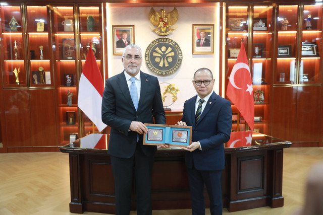 Menteri P2MI Mukhtarudin (kanan) foto bersama dengan Menteri Tenaga Kerja Turki Vedat Isikhan untuk bahas penguatan kerja sama bilateral dan pelindungan Pekerja Migran Indonesia, Jumat (24/7/2026). Foto: Dok. P2MI
