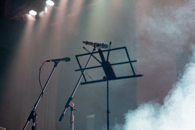 Ilustrasi konser Bernadya mulai jam berapa, foto bukan konser yang sebenarnya: Unsplash/Sumeet Ahire