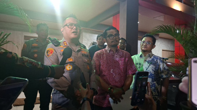 Kapolsek Menteng Kompol Braiel Arnold Rondonuwu bersama kuasa hukum Wira Herefa memberikan keterangan kepada awak media terkait perkembangan penanganan kasus dugaan penganiayaan antara petugas keamanan (satpam) dan sopir Alphard di Polsek Menteng. Foto: Pradya Tirta/kumparan