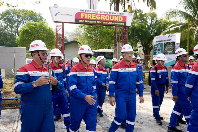 Direktur Utama PT Pertamina, Simon Aloysius Mantiri (ketiga dari kiri depan) bersama Komisaris Utama PT Pertamina, Mochamad Iriawan (kedua dari kiri depan) pada HSSE Jambore I Tahun 2026 di HSE Training Center, Sungai Gerong, Palembang, Kamis (23/7). Foto: Dok. Pertamina