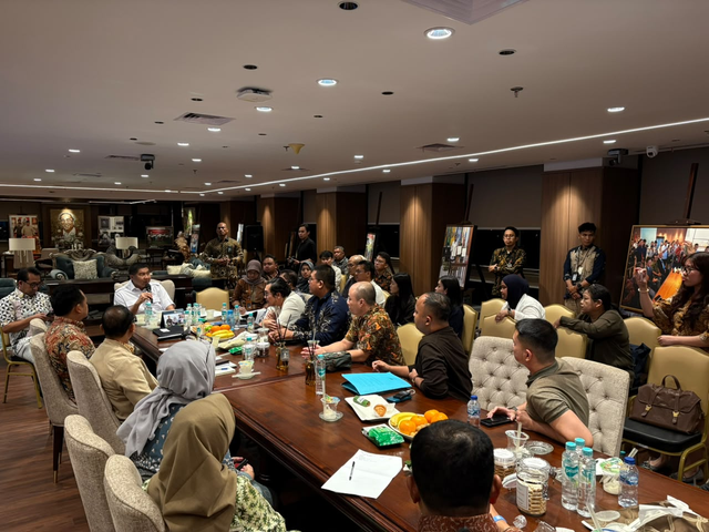 Menteri Perumahan dan Kawasan Permukiman (PKP) Maruarar Sirait bersama ADCP dan konsumen proyek apartemen LRT City saat melakukan audiensi di kantor kementerian PKP, Jumat (24/7/2026). Foto: Nur Pangesti/kumparan