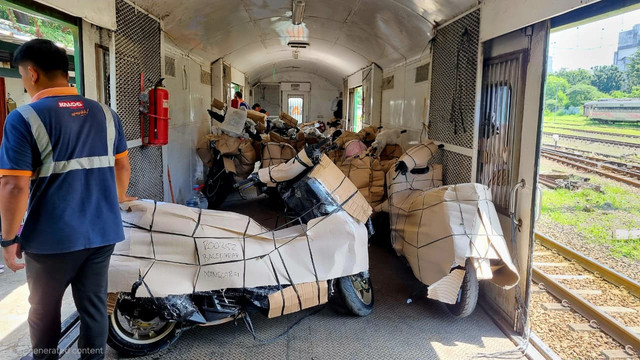 Pengiriman motor menggunakan kereta. Foto: KAI Logistik