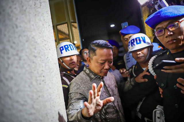 Eks Jampidsus Febrie Adriansyah menuju mobil tahanan di Kejaksaan Agung, Jakarta, Jumat (24/7) malam. Foto: Jamal Ramadhan/kumparan