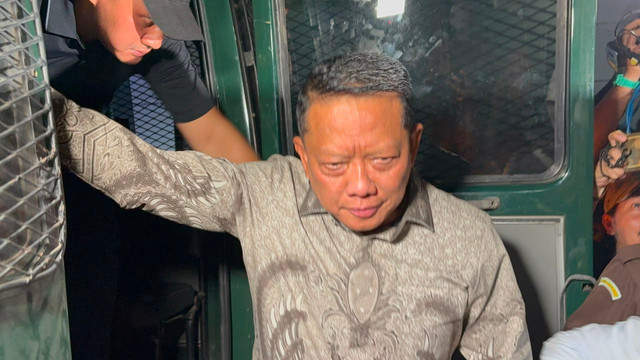 Eks Jampidsus Febrie Adriansyah tiba di gedung KPK, Jakarta, Jumat (24/7/2026) malam. Foto: Nauval Pratama/kumparan